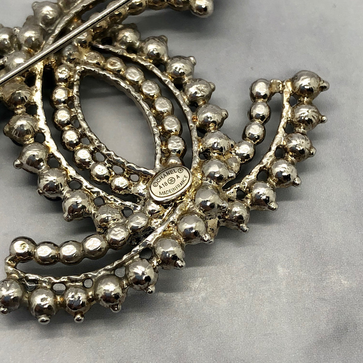 CHANEL CC Blue Pearl Trim 2018 Brooch Pin - Pre owned