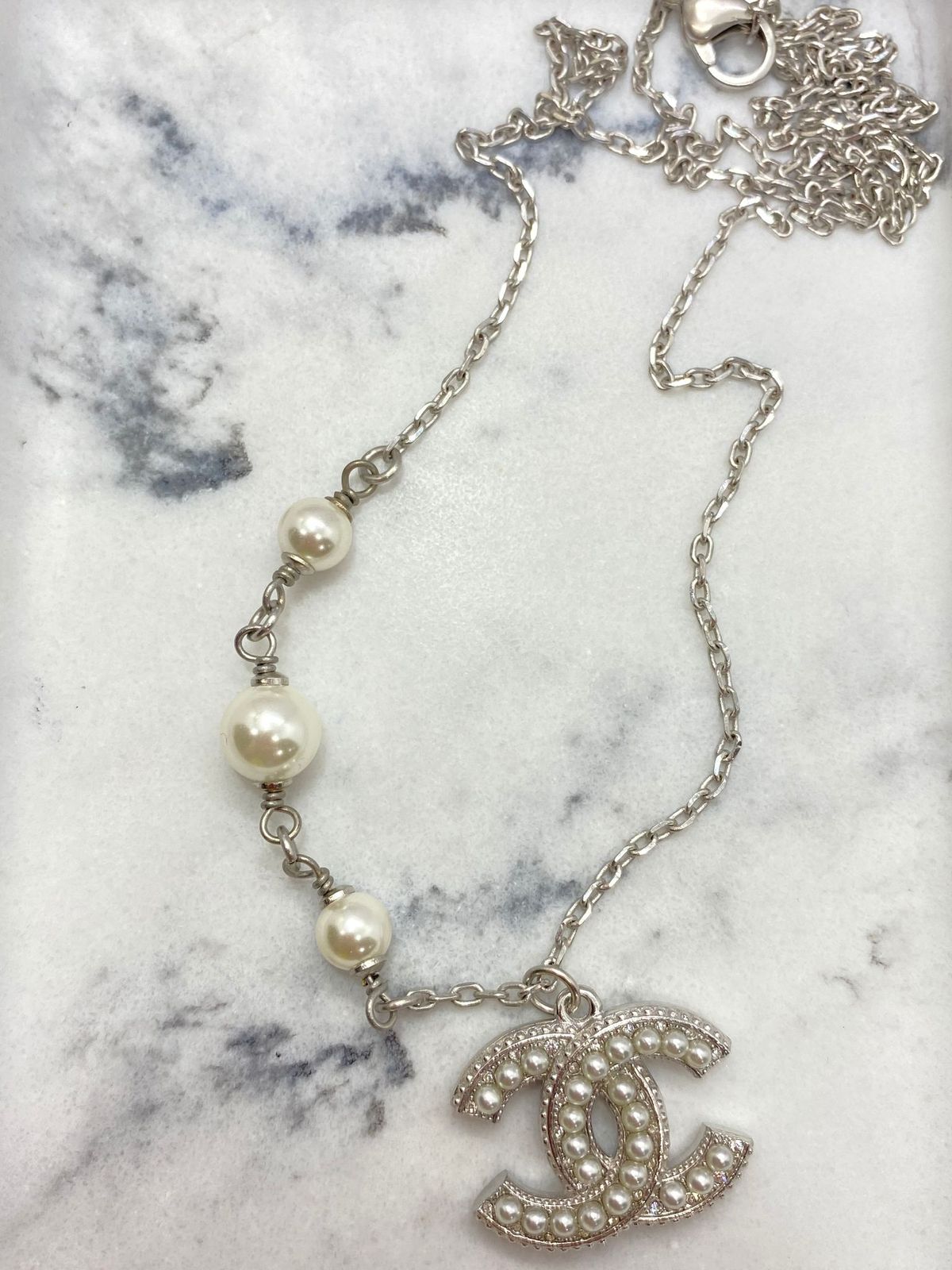 CHANEL CC 2018 Silver Tone Pearl Trim Necklace - Pre owned