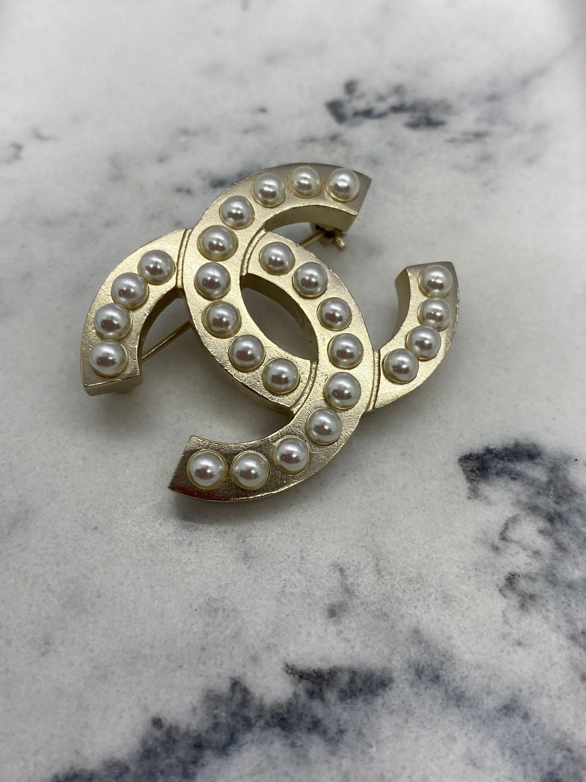 CHANEL CC Pale Gold Pearl Trim Brooch Pin - Pre owned