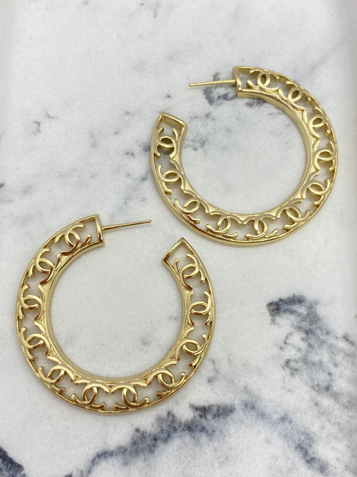 CHANEL CC 2019 Gold Tone Hoop Earrings - Pre owned