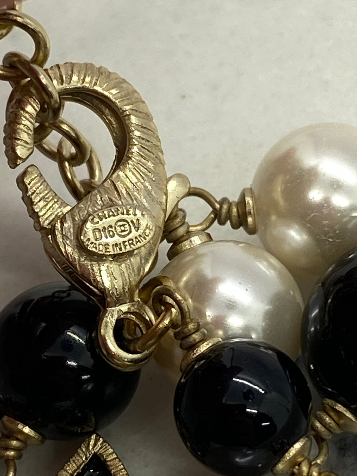 CHANEL CC Black & White Bracelet - Pre owned
