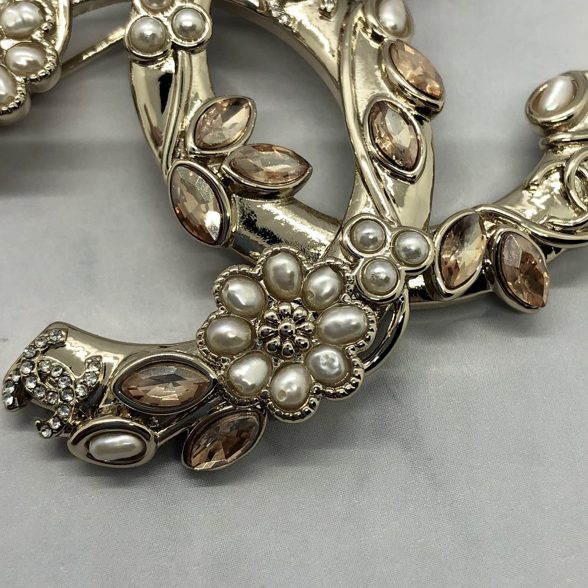 CHANEL CC Floral Rhinestone Brooch Pin - Pre owned