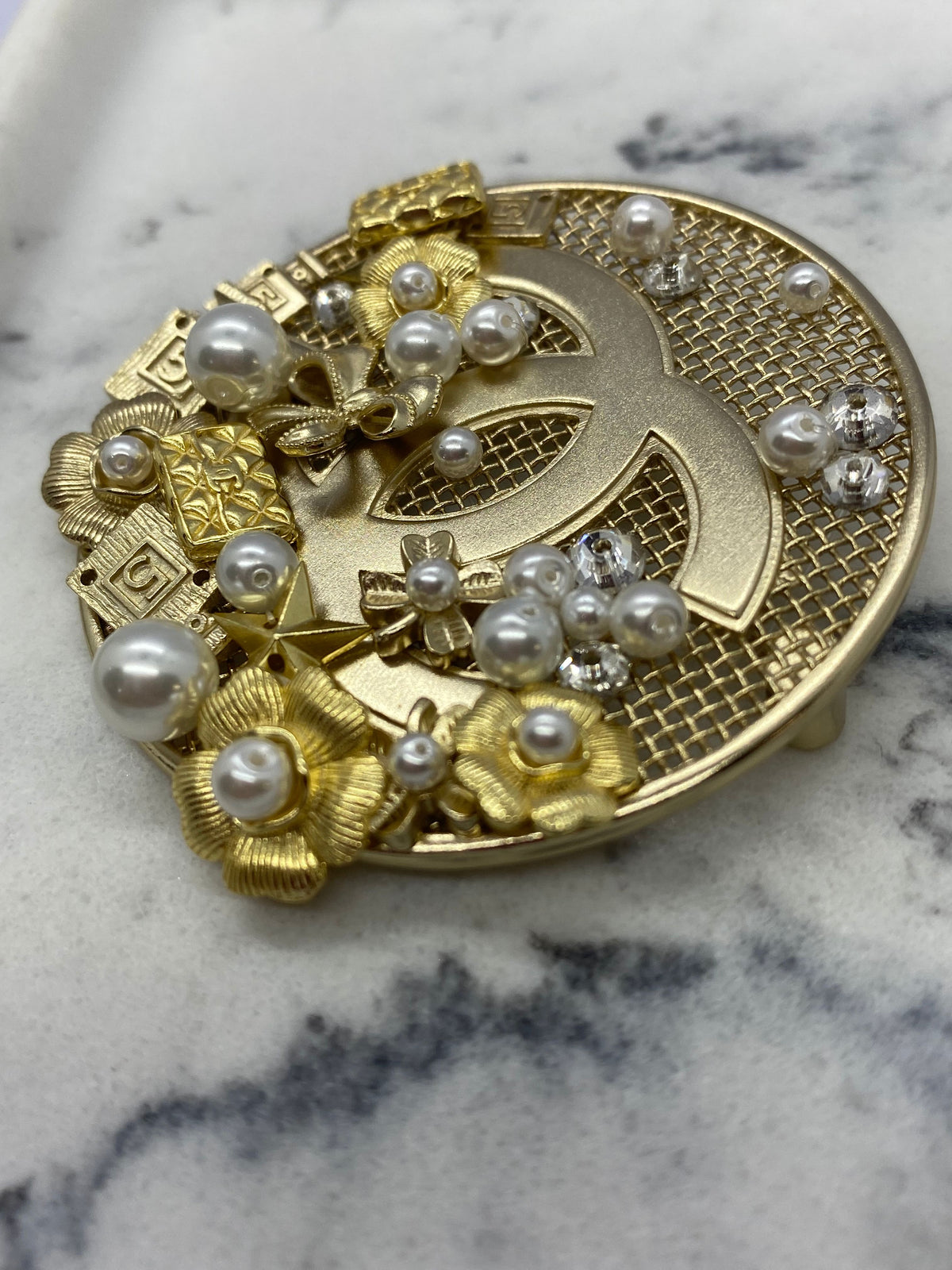 CHANEL CC Gold Tone Mesh Ornate Brooch Pin - Pre owned