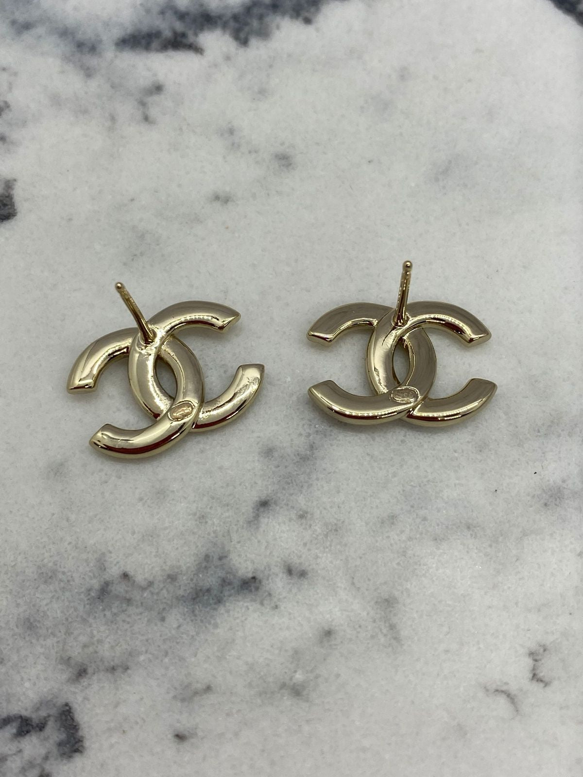 CHANEL CC White Tone Small Earrings - Pre owned