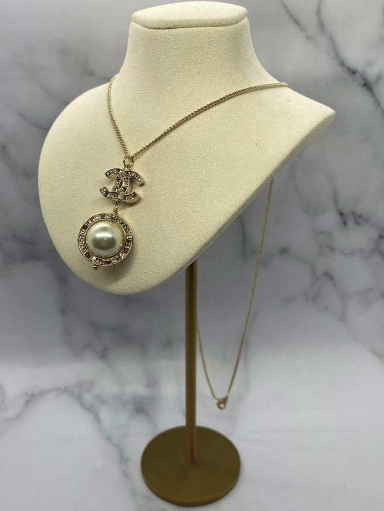 CHANEL CC Rotating Pearl Pendant Necklace - Pre owned