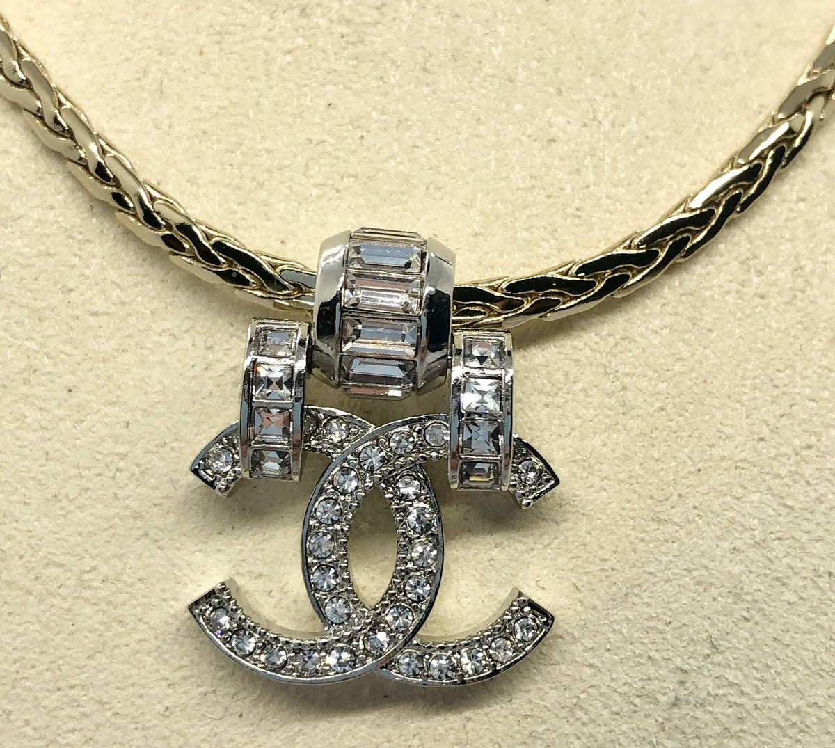 CHANEL CC Rhinestone Pendant Necklace - Pre owned