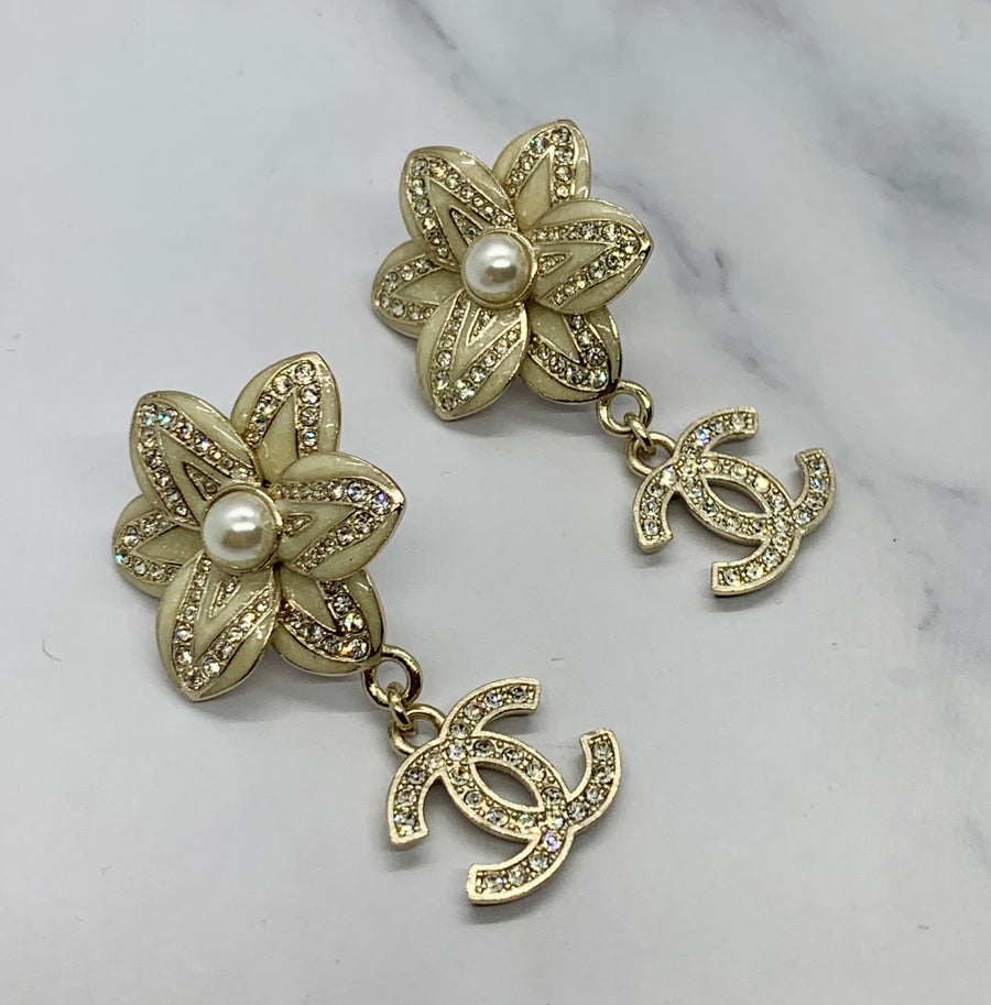 CHANEL CC Flower Pendant Earrings - Pre owned