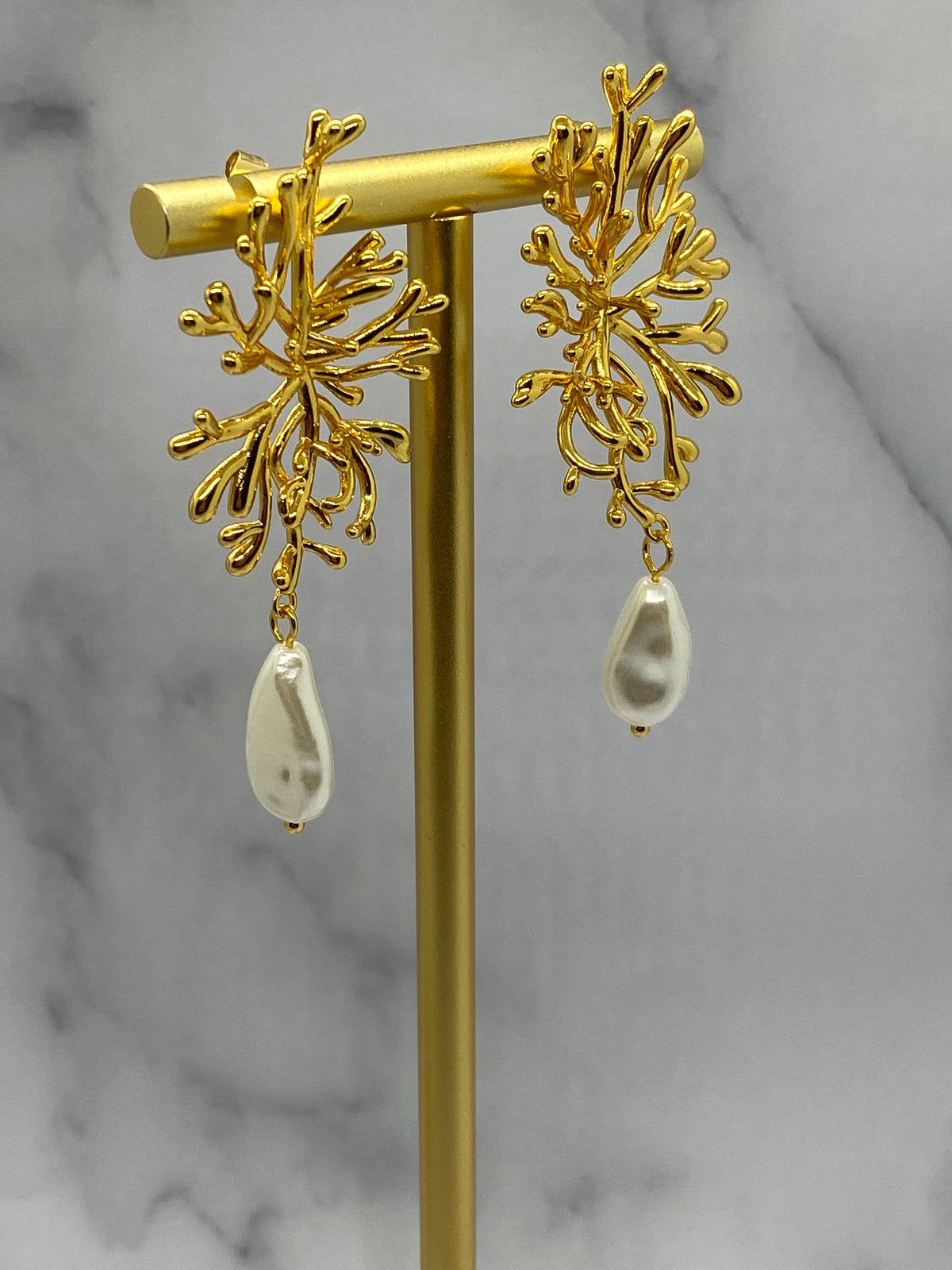 Auth WENS Gold Tone Coral Pearl Pendant Earrings - Pre owned / Y2334