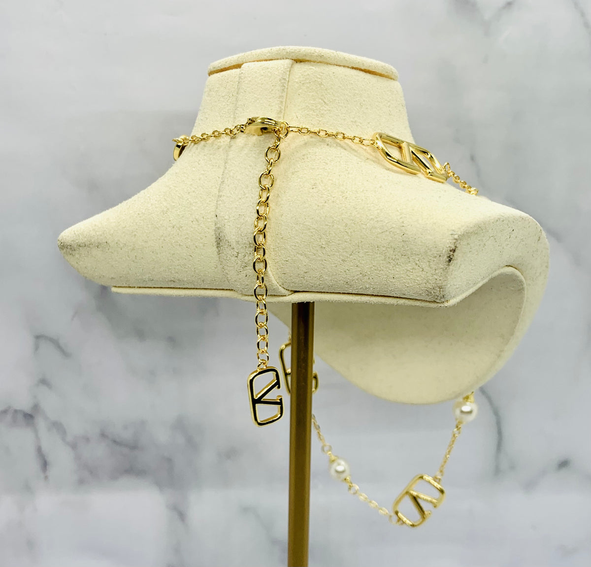 VALENTINO V Pearl Monogram Necklace - Pre owned