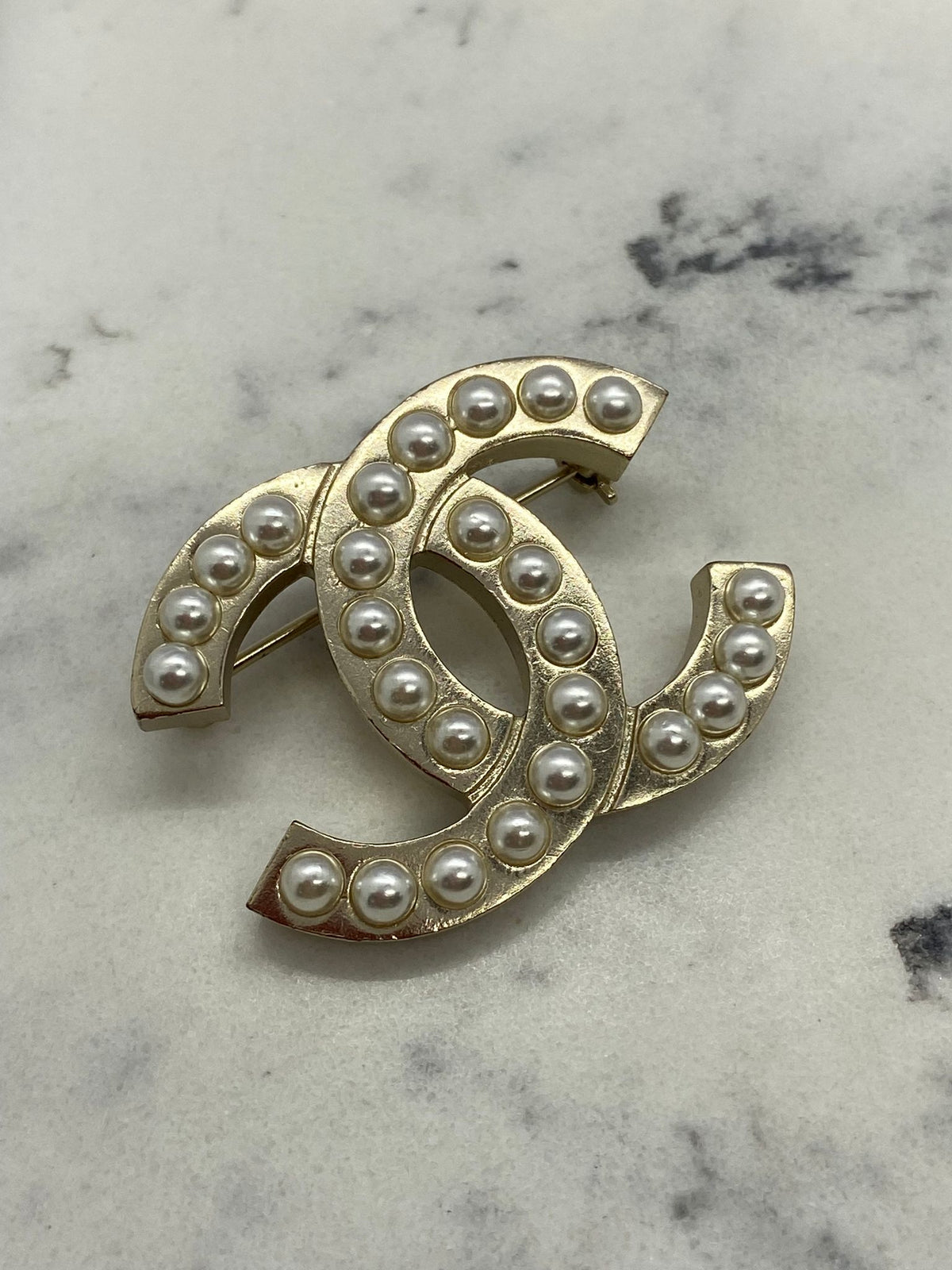 CHANEL CC Pale Gold Tone Pearl Trim Brooch Pin - Pre owned