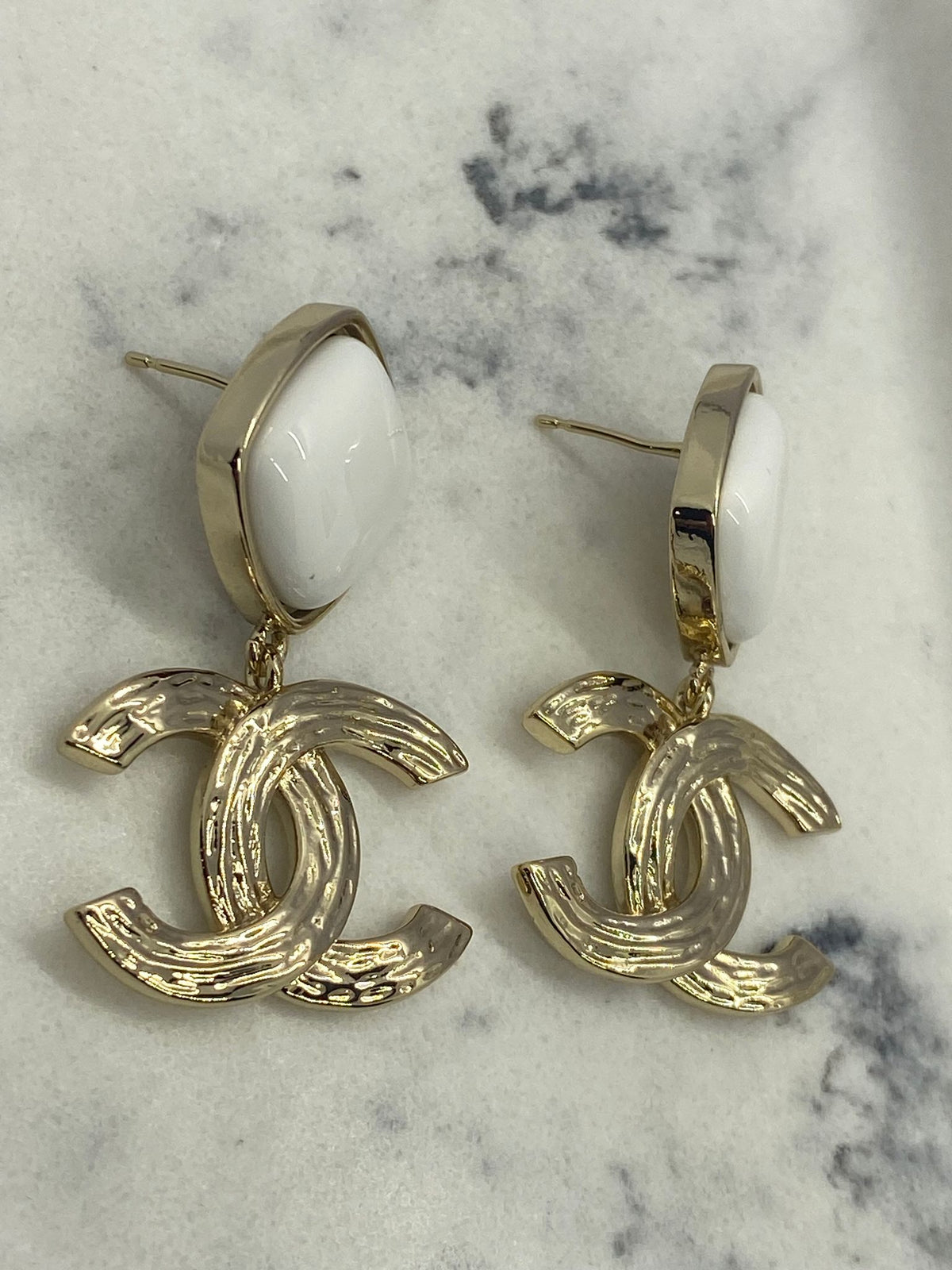 CHANEL CC White Enamel Pendant Earrings - Pre owned