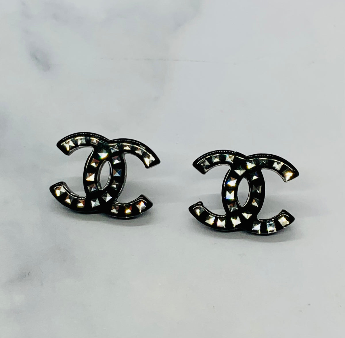 CHANEL CC Striped Earrings - Pre owned