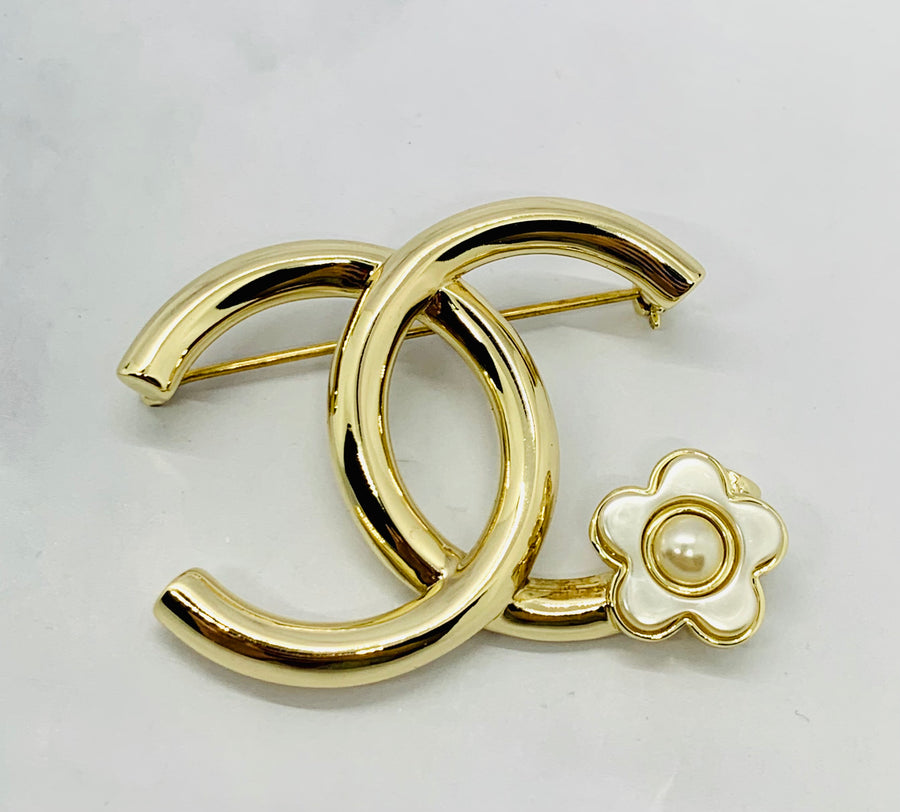 CHANEL CC 2018 Daisy Brooch Pin - Pre owned