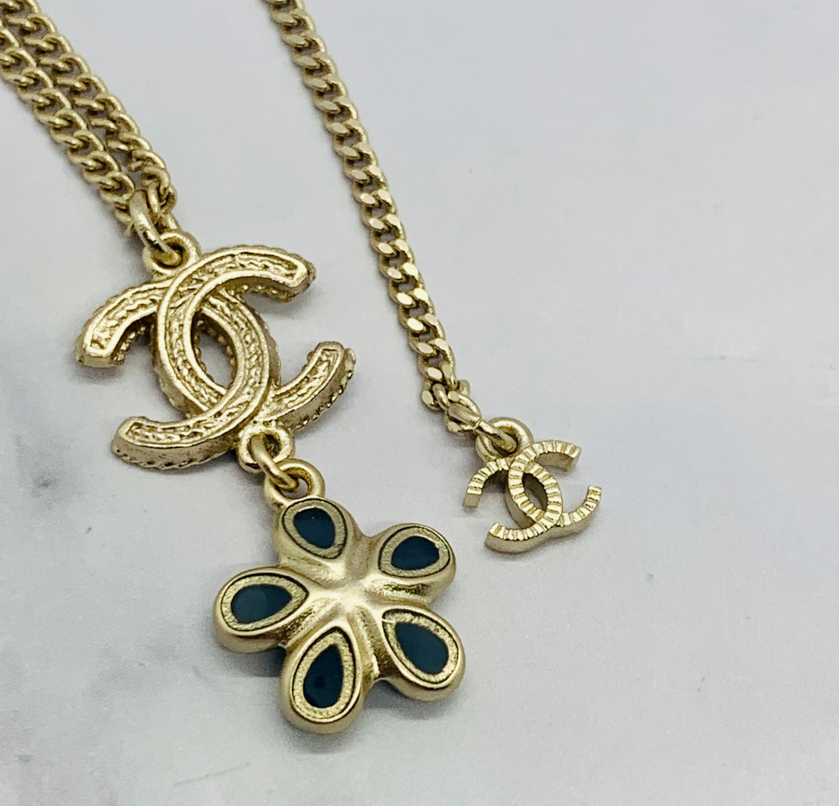 CHANEL CC 2017 Flower Pendant Necklace - Pre owned