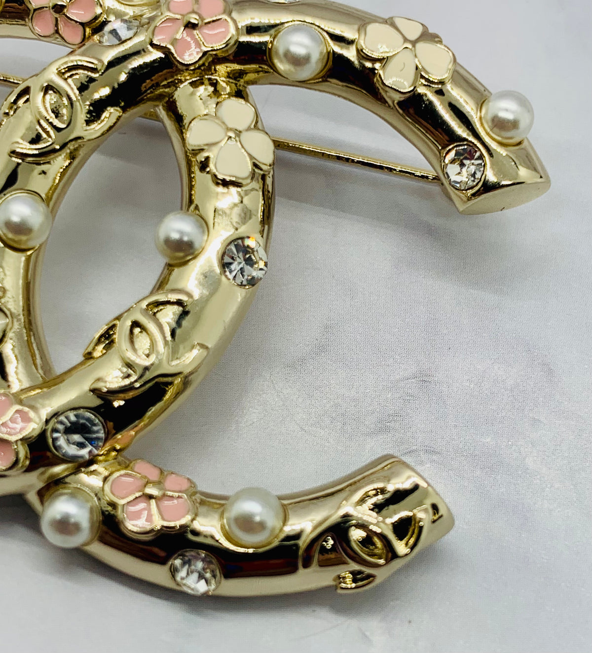 CHANEL CC Flower Rhinestone Trim Brooch Pin - Pre owned