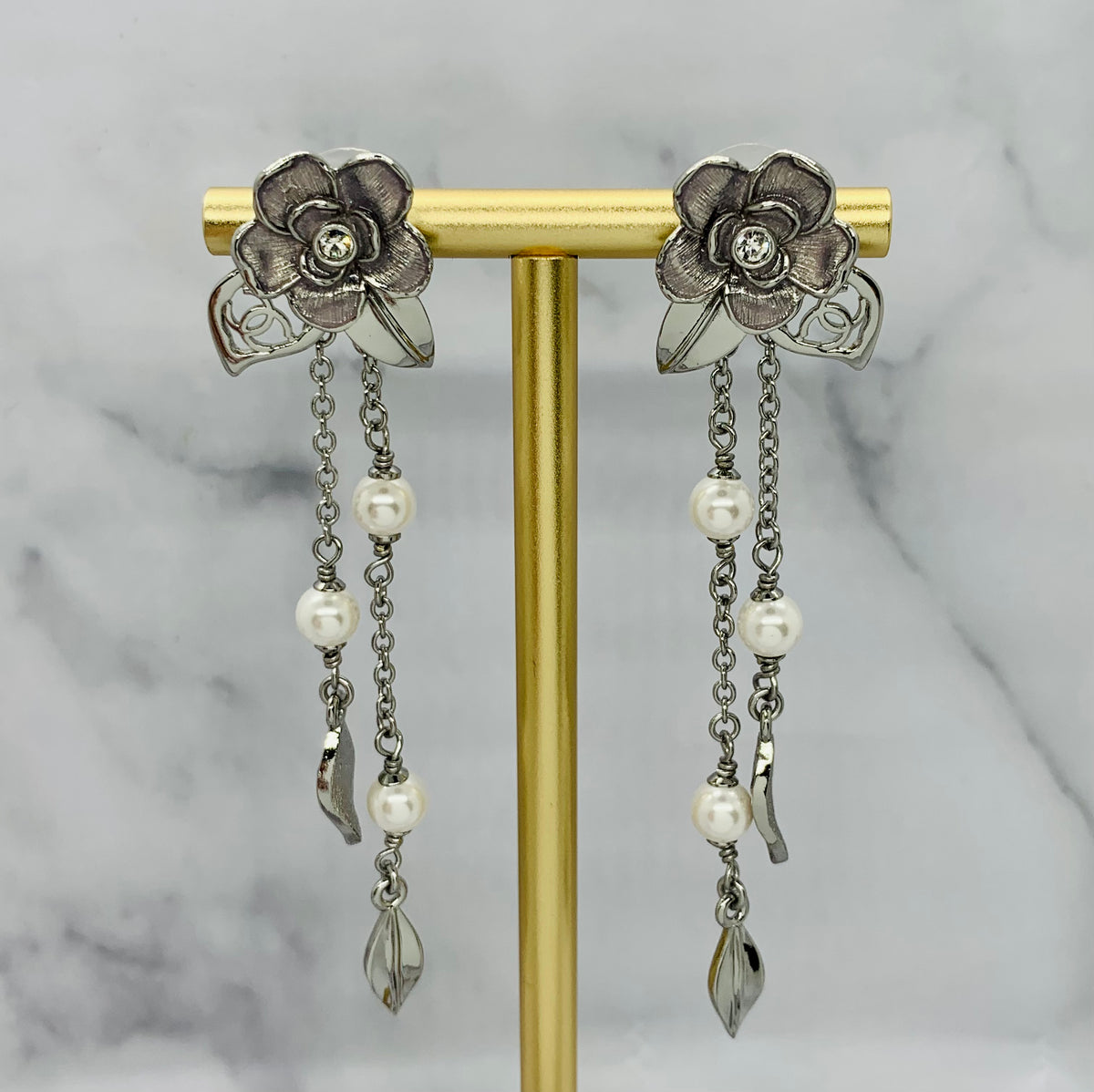 CHANEL CC Flower Pendant Earrings - Pre owned