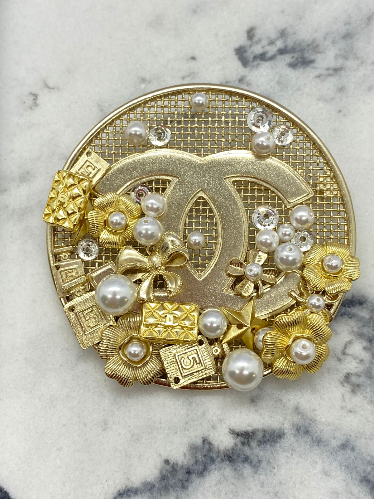 CHANEL CC Gold Tone Mesh Ornate Brooch Pin - Pre owned