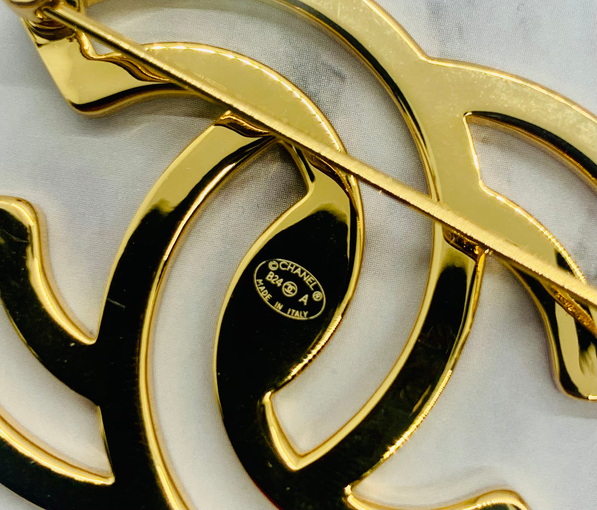CHANEL CC White Trim Enamel Brooch Pin - Pre owned
