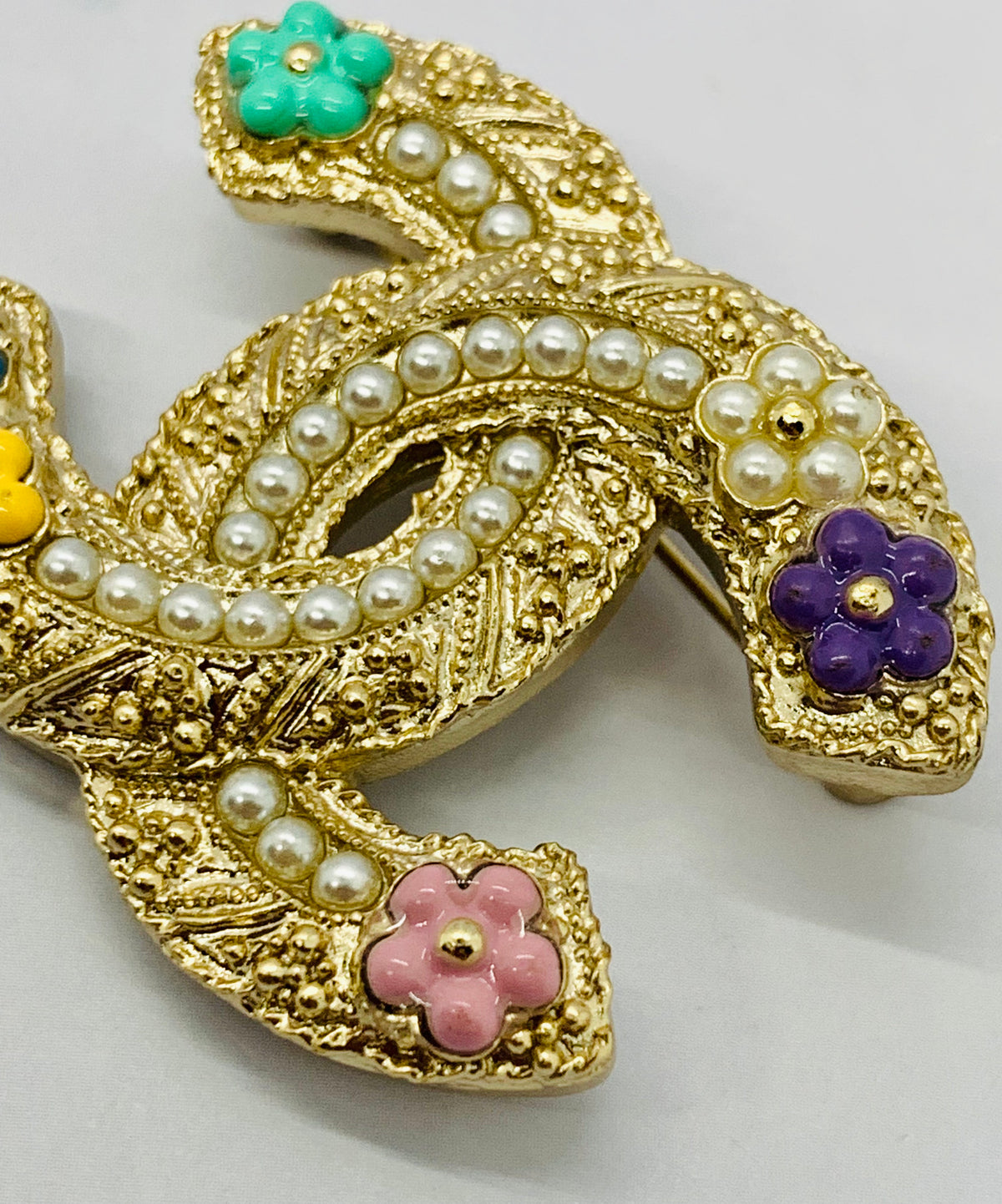 CHANEL CC 2021 Flower Pearl Trim Brooch Pin - Pre owned