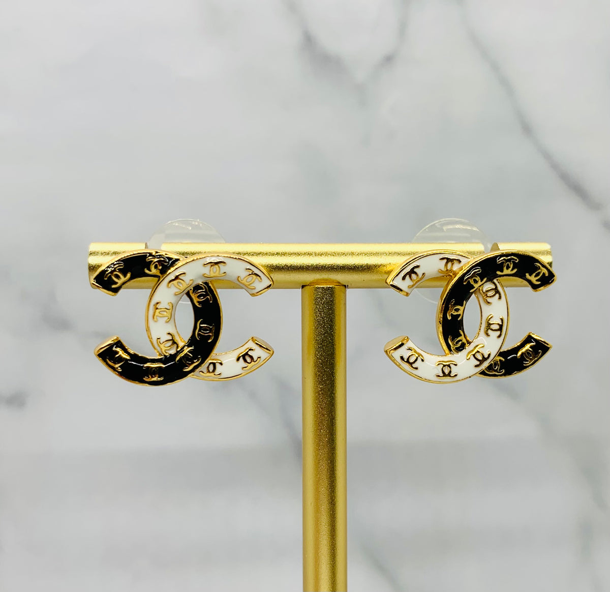 CHANEL CC Black & White Earrings - Pre owned