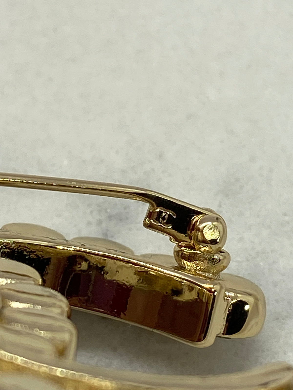 CHANEL CC Gold Tone Rhinestone Brooch Pin - Pre owned