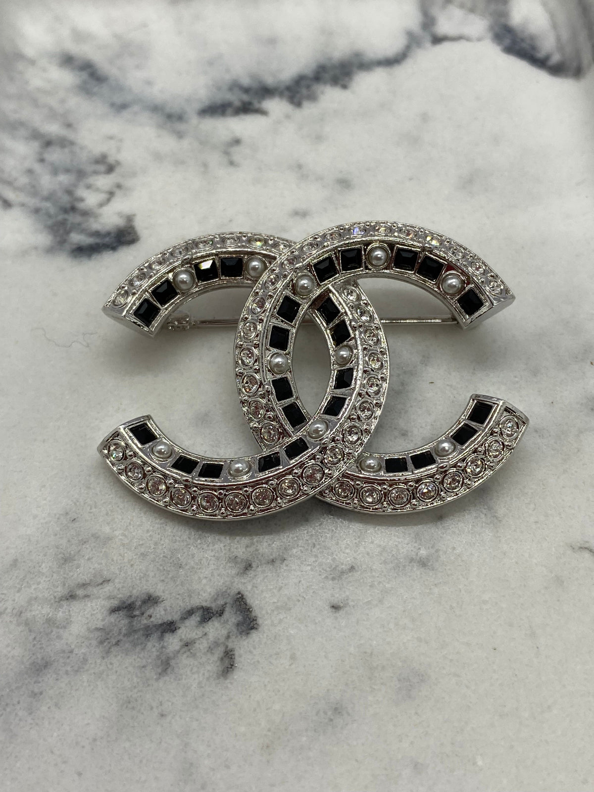 CHANEL CC Silver Tone Rhinestone Pearl Trim Brooch Pin - Pre owned