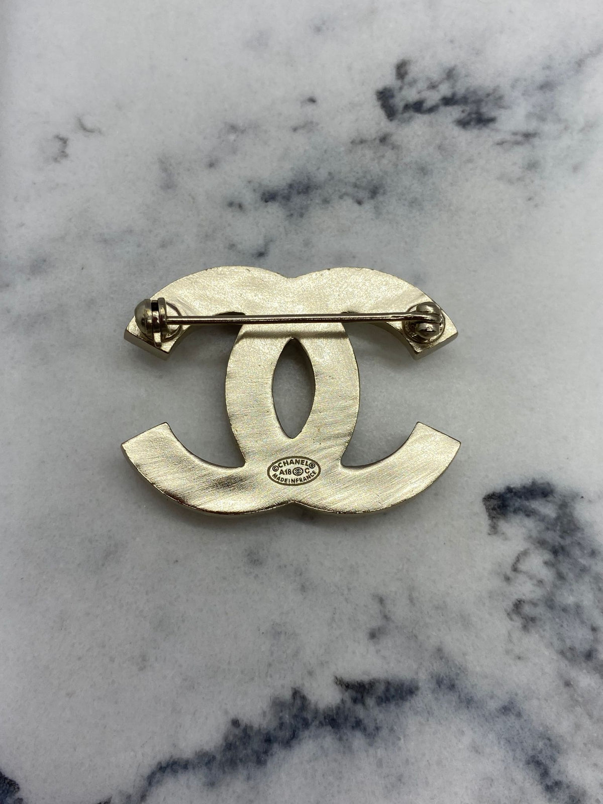 CHANEL CC Pale Gold Pearl Trim Brooch Pin - Pre owned