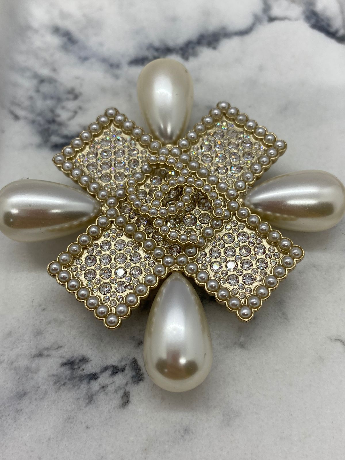 Auth CHANEL CC Pearl Trim Cross Shaped Brooch Pin - Pre owned