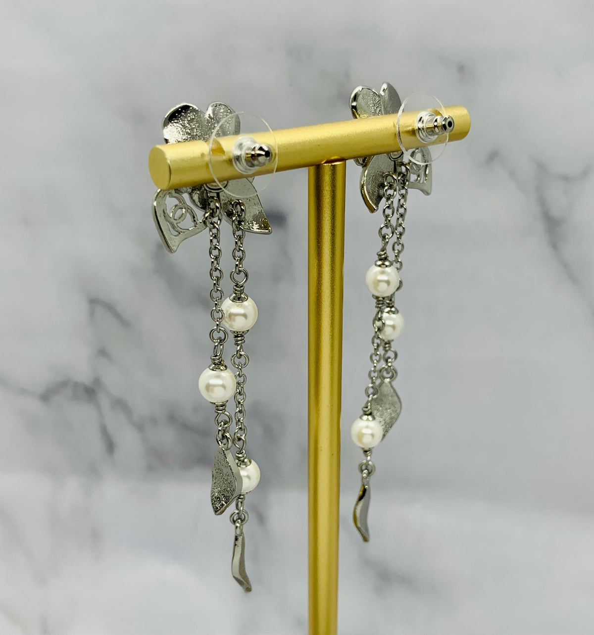 CHANEL CC Flower Pendant Earrings - Pre owned