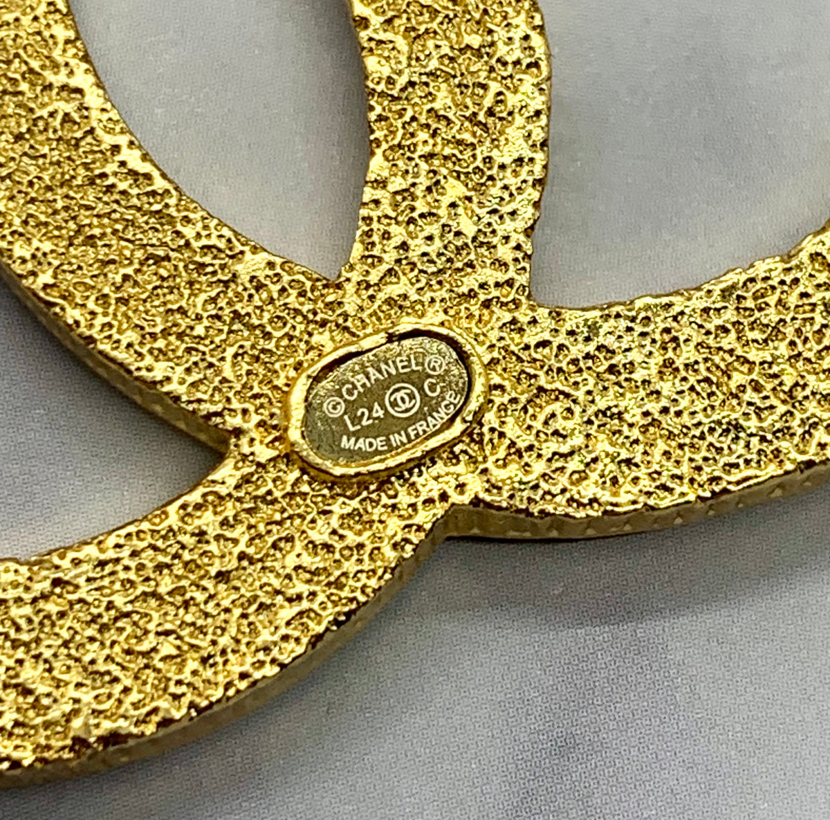 CHANEL CC Gold Tone Black Enamel Brooch Pin - Pre owned