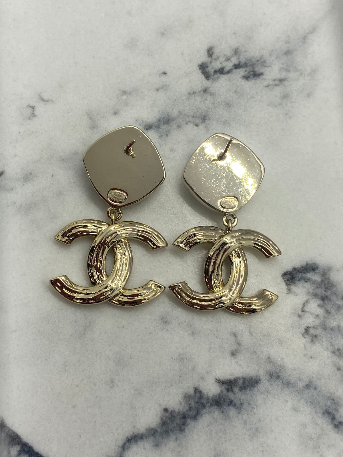 CHANEL CC White Enamel Pendant Earrings - Pre owned
