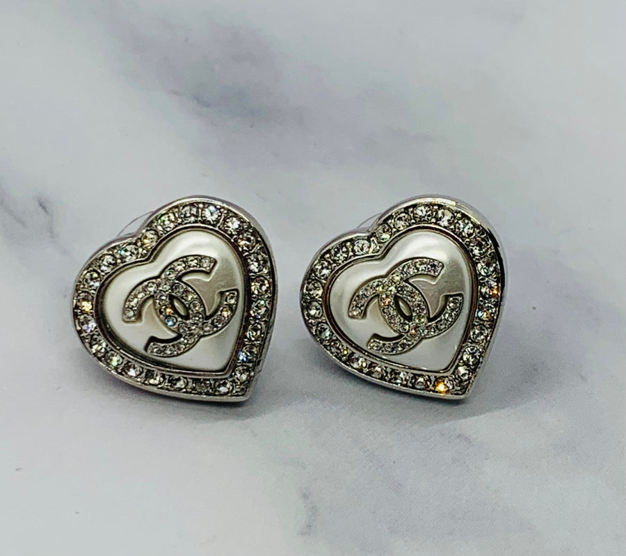CHANEL CC Heart Rhinestone Earrings - Pre owned / KM4395