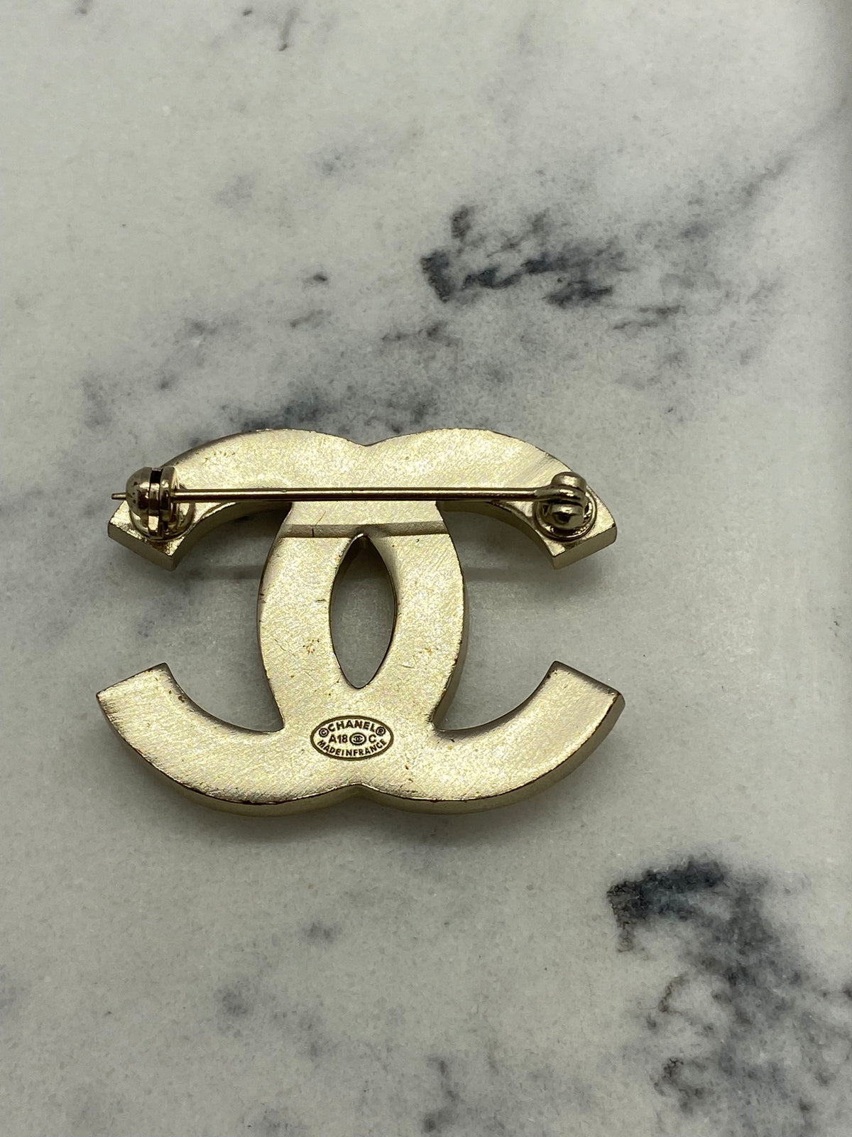 CHANEL CC Pale Gold Tone Pearl Trim Brooch Pin - Pre owned