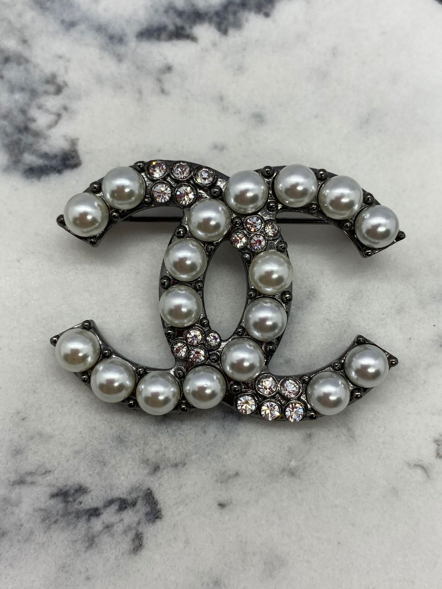 CHANEL CC Pearl Trim Pewter Brooch Pin - Pre owned