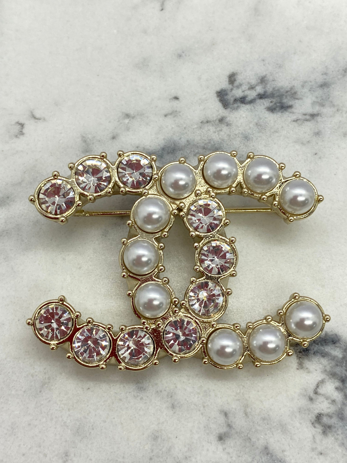 CHANEL CC Rhinestone & Pearl Brooch Pin - Pre owned