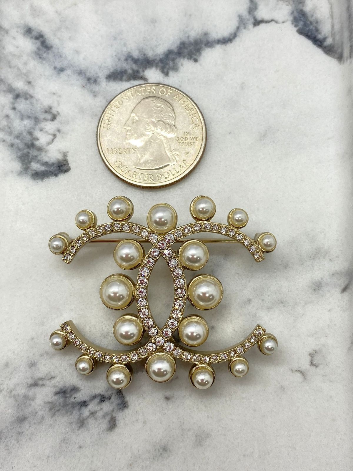 CHANEL CC Pearl Brooch Pin - Pre owned