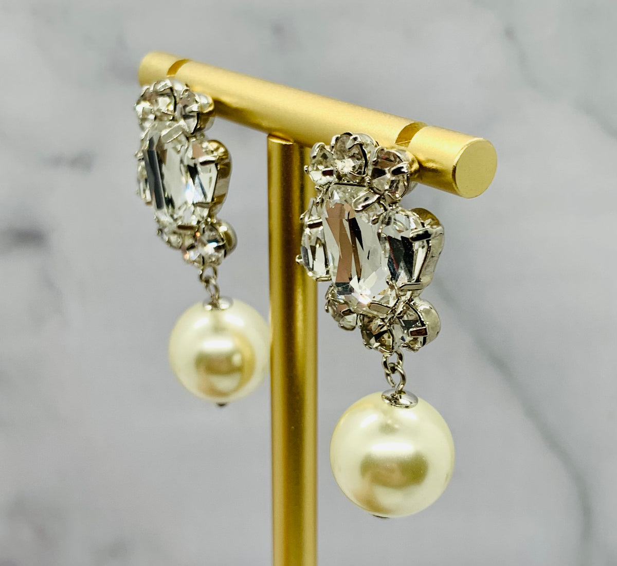 Vintage Hollywood Silver-tone pearl rhinestone cluster earrings - Pre owned / KQ4583