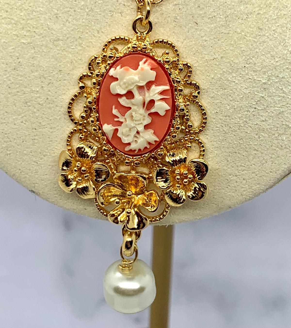 D&G Gold-tone floral cameo pendant necklace - Pre owned / KS4641