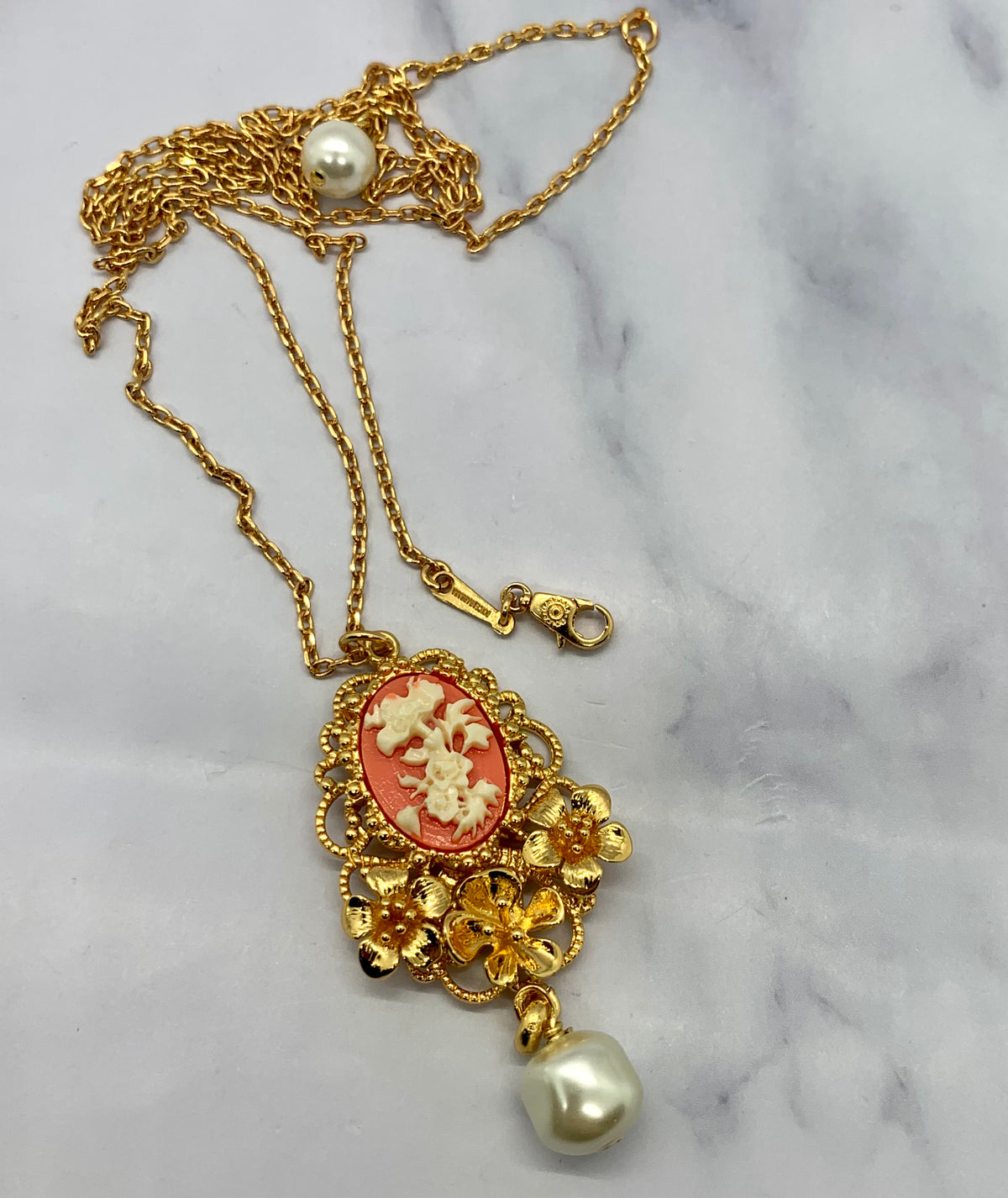 D&G Gold-tone floral cameo pendant necklace - Pre owned / KS4641