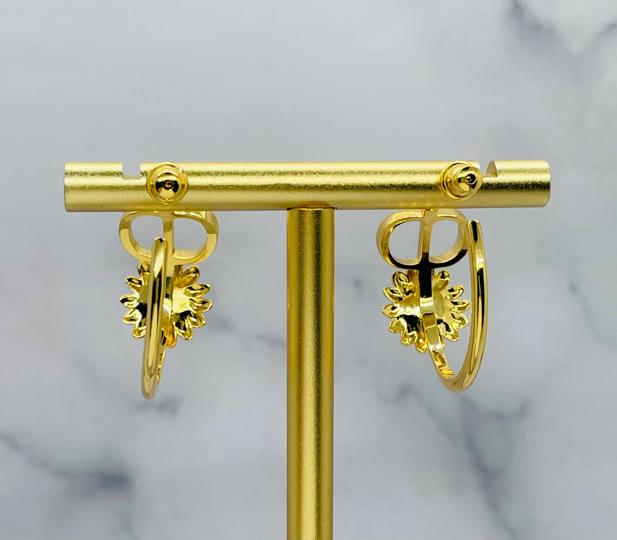 CHRISTIAN DIOR CD Gold Tone Daisy Hoop Earrings - Pre-Owned — 2