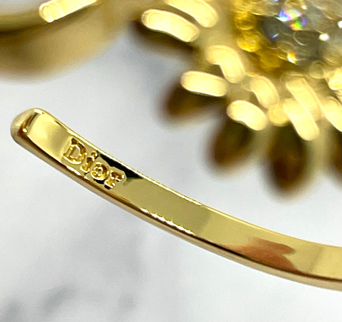 CHRISTIAN DIOR CD Gold Tone Daisy Hoop Earrings - Pre-Owned — 5