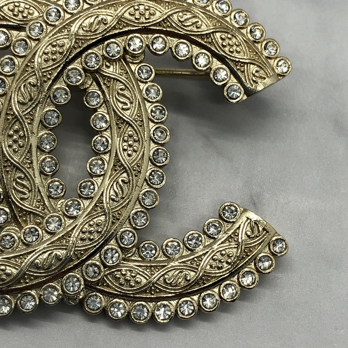 CHANEL CC Rhinestone Brooch Pin - Pre-Owned — 4