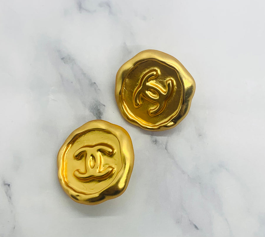 CHANEL CC Vintage Gold Seal Clip On Earrings - Pre-Owned — 1
