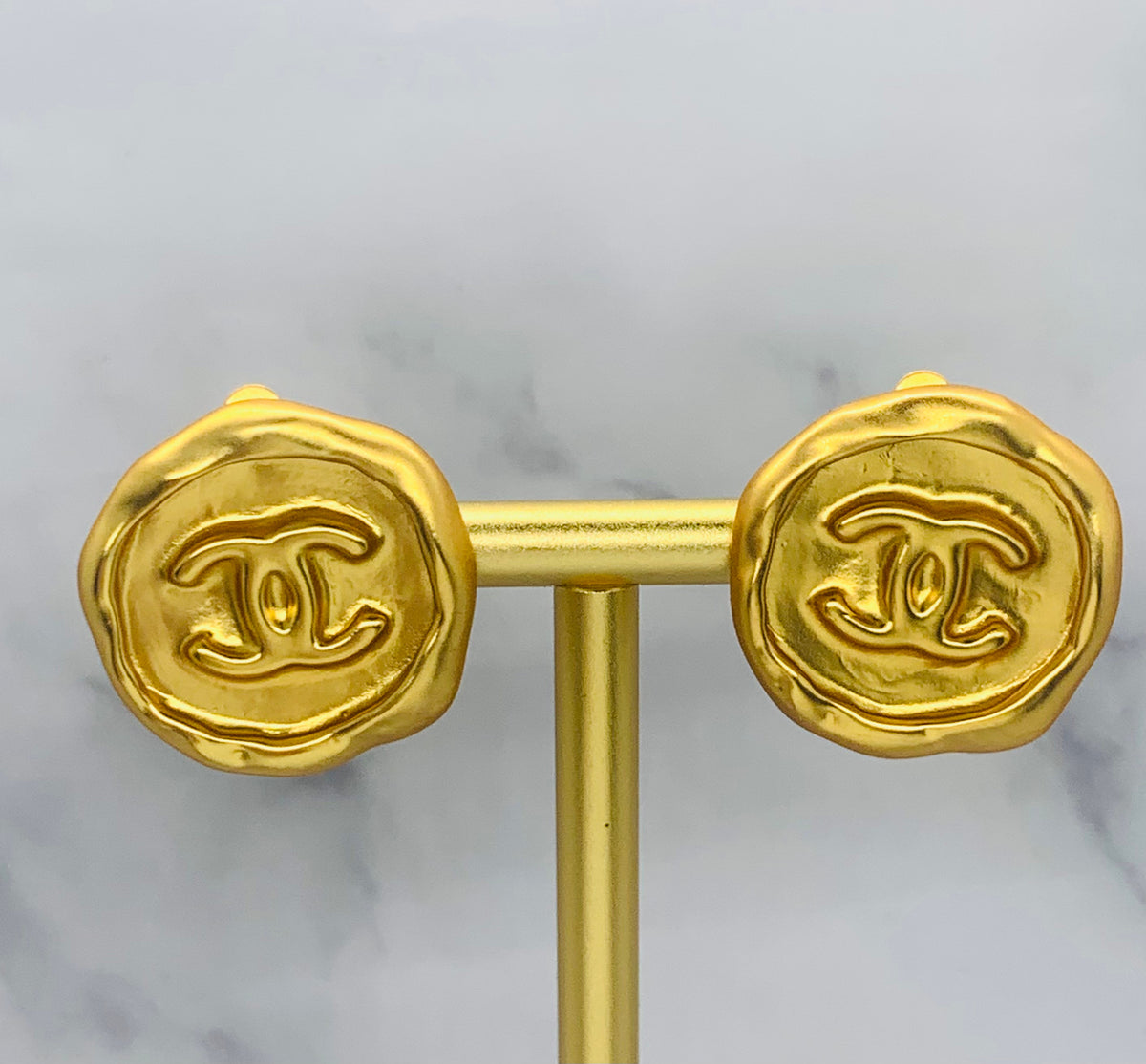 CHANEL CC Vintage Gold Seal Clip On Earrings - Pre-Owned — 6