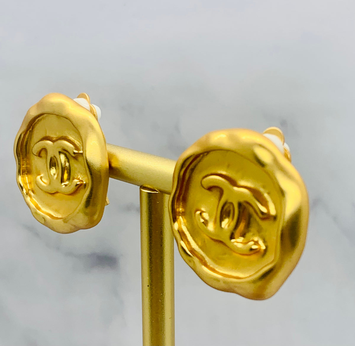 CHANEL CC Vintage Gold Seal Clip On Earrings - Pre-Owned — 3